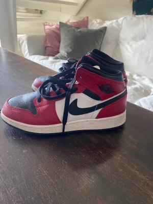 Röda jordans mid - Superfina jordans som knappt är använda, storlek 36,5