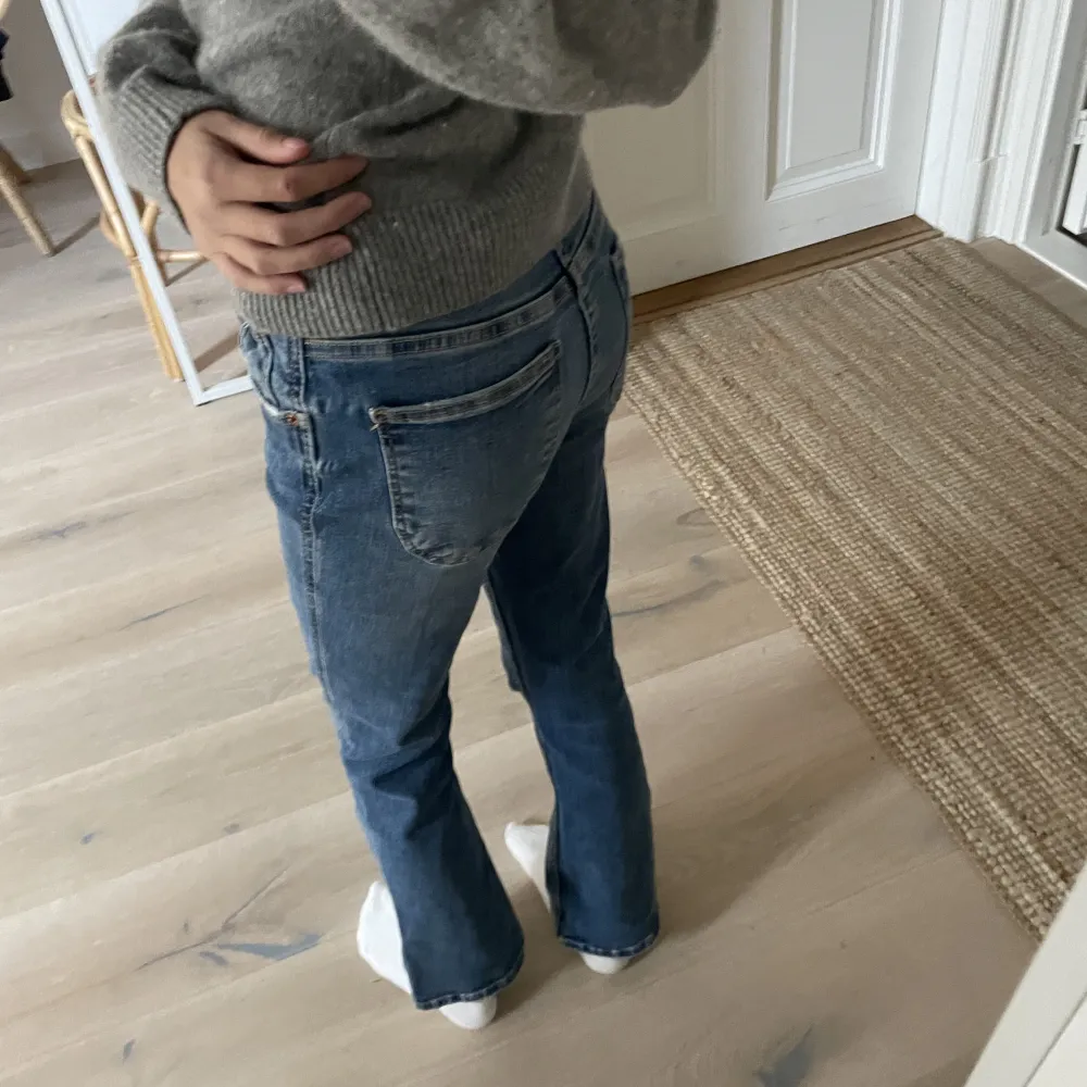 Säljer jeansen för att de är för korta för mig och gillar inte modellen så mycket, använt dom typ 2-4 gånger.. Jeans & Byxor.