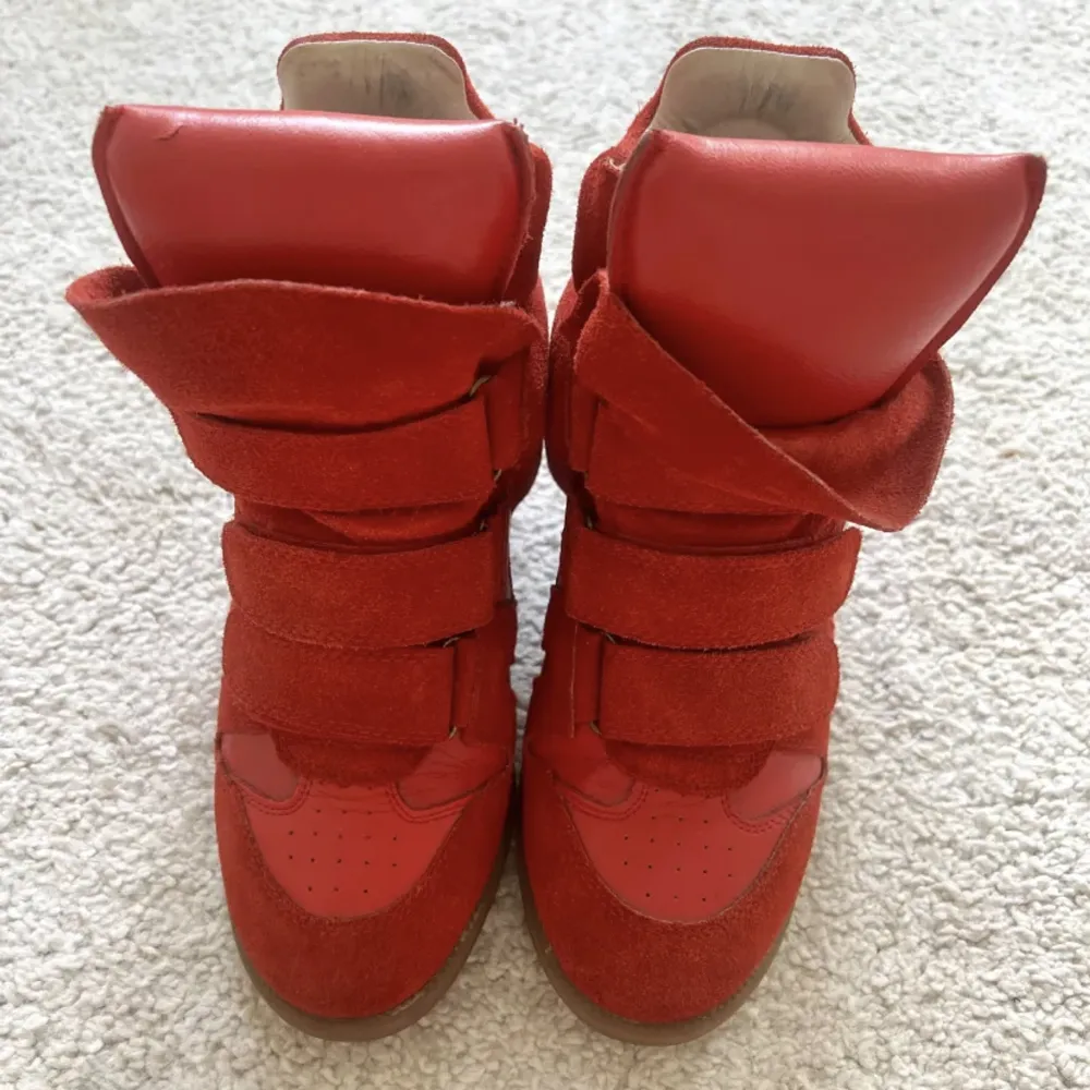 Säljer mina super fina röda Isabell marant skor, använda få gånger bra skick. Storlek 39💗💗 dem är äkta!!🤗💗 inga defekter💗. Skor.