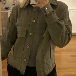 Jacka  - Jättesnygg jacka som inte kommer till användning. Superfint skick!!