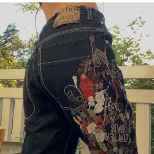 Artful Dodger jeans  - Sjukt snygga med broderad baksida. Midjan är justerbar med ett inbyggt snöre.  Midjemått: 43 cm  Innerbenslängd: 80 cm