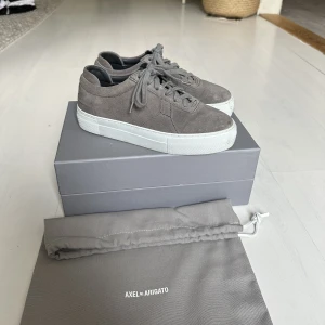 Axelarigato skor - Axelarigato skor i mörkgrå mocka. Använda Max 5 gånger så nästan helt nya. Säljer för jag aldrig har fått användning av dom. Köpte för 2100 men säljer för 600 kr. Köparen står för frakten🩷🩷