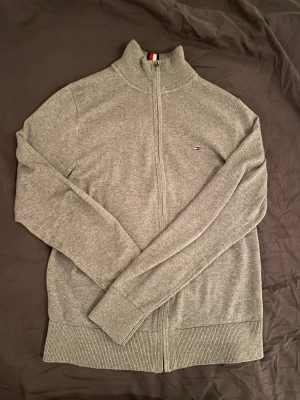 tommy hillfiger full zip  - Tjena! säljer denhär riktigt feta tommy fullzippen. riktigt skön bommulsmaterial och passar till det mesta. orginal priset är 1499 men har iget kvitto så säljer den för 1000kr, pris går att diskutera vid snabb affär. 