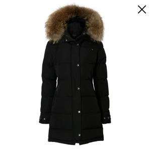 Subway Hollies  - Hollies jacka i modellen ”subway” med äkta päls, använd bara en vinter och har inga skador. Kan skicka egna bilder om någon är intresserad.