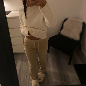 Juicy Couture Byxor  - Beiga Juicy couture byxor i bra skick. Använda fåtal gånger och har inga defekter. Kom privat för fler bilder, priset kan diskuteras 🥰 
