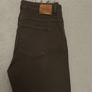 Bruna byxor - Bruna ankel byxor från Only med råa sömmar nertill.  Använda 1 gång.
