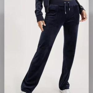 Mjukisbyxor - Säljer dessa superbekväma lågmidjade mjukisbyxor från juicy couture då dom inte kommer till användning. Använda men i väldigt bra skick. Nypris 1199kr.