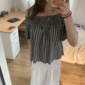 Off shoulder top/festtopp  - såå fin off-shoulder festtopp som även funkar att ha till ex skolan eller jobbet 🤍
