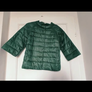 Grön trekvartsärms jacka - Säljer nu min fina jacka då den inte kommer till någon användning använt våren 2023