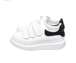 Alexander mcqueen skor - Alexander mcqueen skor köpta på sellpy för 1900kr,har tyvärr inget kvitto box osv men sellpy äkthetskontrollerar allt. De har inga defekter förutom de som syns på sista bilden,öppen för prisförslag då jag vill bli av med dem och det går bra att ta köp nu🥰