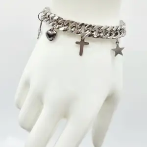 Super cute handgjort armband 🖤●Material-100% rostfritt stål. Längd: 18cm