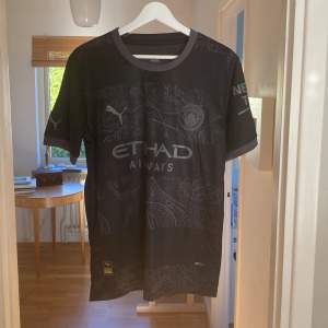 Manchester Citys sjukt snygga black edition kit.  Väldigt clean tröja. Storleken (M) passar även för folk med S eller L beroende på hur man vill att den ska sitta.