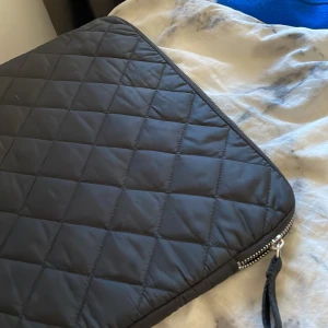 Datafodral  - Nästan helt nytt datafodral från H&M. Passar perfekt till skoldatorn. Hör av er vid frågor💗