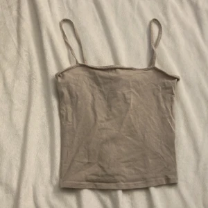 Tajt linne - Köptes för några år sedan, inte speciellt använt. Linnet är i storlek XXS men passar även XS o möjligtvis S! Frakten står köparen för! Bra skick, sitter fint på!