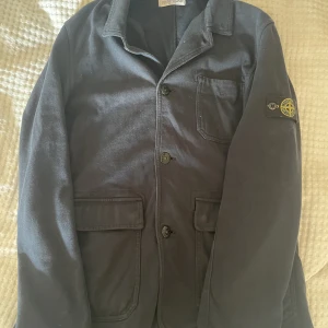 Stone island coach - Hej. Jag säljer nu denna riktigt snygga Stone island coachen. Perfekt höst ”jacka”Skick 9/10 kvitto finns tyvärr inte. Färg mörkblå. Hör av er vid funderingar. Mvh 