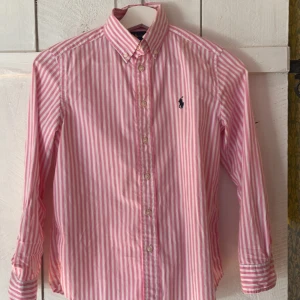 Ralph lauren skjorta  - Hej. Jag säljer min Ralph lauren skjorta pga den har blivit liten. Köpt  av deras egna hemsida. Hör av er för mer info. Mvh