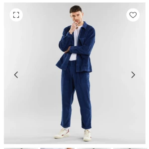 Dedicated manchester set - Supersnyggt manchester set, marinblått. Använt max tre gånger och är i nyskick! :) Nypris jacka: 1499kr Nypris byxa: 999kr 