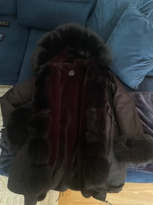 parka jacka  - En jättevacker pälsjacka, kommer ej till användning. Jättevarm och skön under vintern. ÄKTA PÄLS!! Pälsfodring samt äkta päls på krage, innerfoder är också utav äkta päls. 