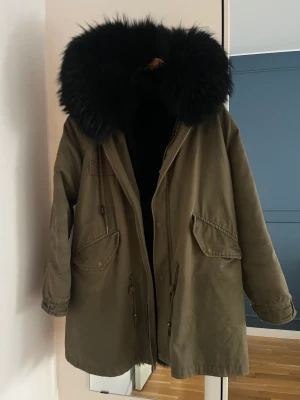 Pälsjacka  - Fin och otroligt varm vinterjacka som är fodrad med svart päls på luvan samt inne i jackan. Köpt på Monroe för några år sedan. Pälsen både på luvan och inuti går att ta bort om du vill använda jackan på våren/hösten. Passar storlek 36-38. 