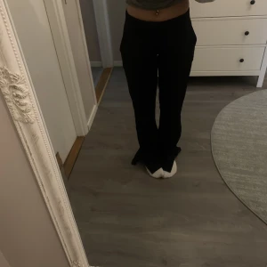 Lågmidjade kostymbyxor  - Lågmidjade kostymbyxor med en öppning längst ner. Från bikbok storlek 36. Säljer eftersom den är för stor och lång för mig är 158