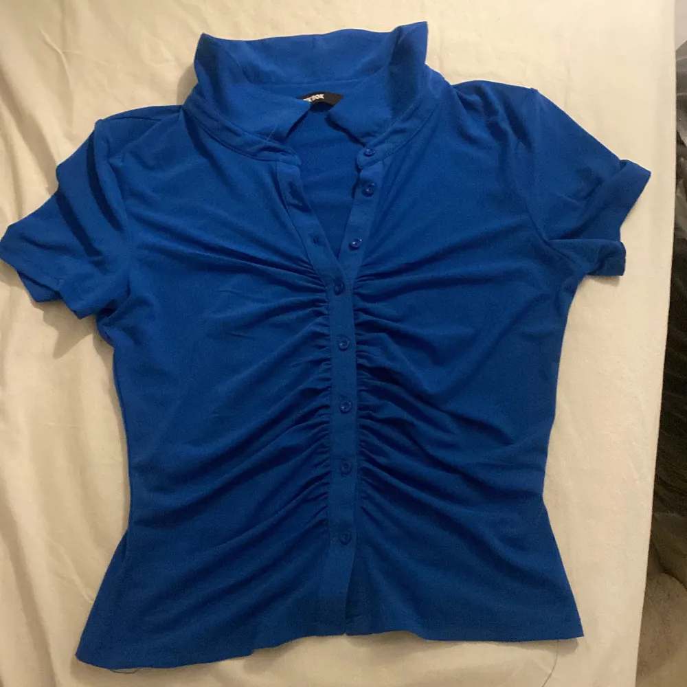 Jättefin blå kortärmad tröja från BIKBOK. Säljer då den bara ligger i klädkammaren. Priset är diskuterbart🫶🏼(alla inlägg jag har ute just nu är grejer jag helst bara vill bli av med). T-shirts.