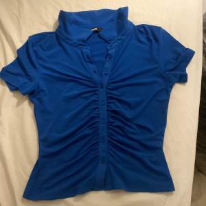 Jättefin blå kortärmad tröja från BIKBOK. Säljer då den bara ligger i klädkammaren. Priset är diskuterbart🫶🏼(alla inlägg jag har ute just nu är grejer jag helst bara vill bli av med)