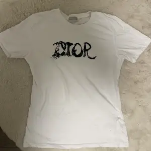 En dior t shirt i storlek M men är mindre på skulle säga att den skulle passa s/xs . Använd 1 gång. Säljer den då den är för liten för mig.🩵pris kan diskuteras