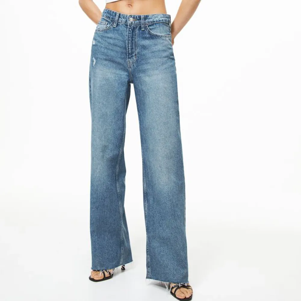 Wide jeans från H&M. Hög midja. Blå, mot lite mörkare blå. Väldigt bra skick. Storlek 36.. Jeans & Byxor.