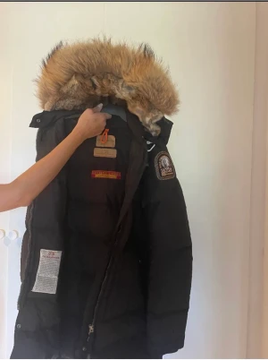 Pjs vinterjacka - Helt ny vinterjacka som inte kom till användning pågrund av att den va liten för mig. Köpt för 10000 säljer för 4000!🤍 (pris kan sänkas)