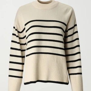 Tröja  - Fin randig tröja från Gina Tricot som bara har använts fåtal gånger, storlek S, slutsåld på hemsidan🤍