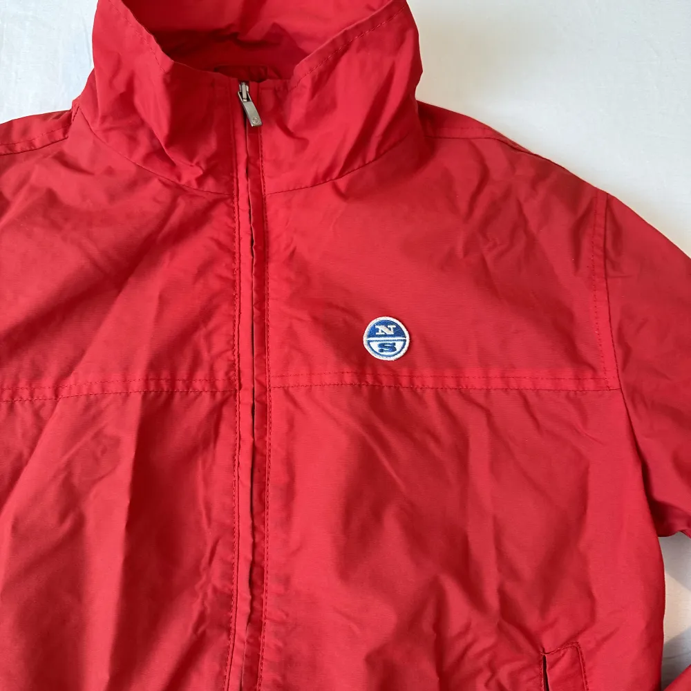 Så snygg röd jacka! passar bra på XS-S! Snyggt med lågmidhade byxor💋. Jackor.
