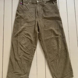 Polar Big boy manchesterbyxa  - Riktigt goa Big boy byxor från polar i Manchestertyg. Gamla loggan och storlek M. Färgen ser ni på bilden 🤗