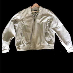 Bayport Harrington jacka  - Denna beiga GANT jacka är väldigt bra för den kommande höst/vintern