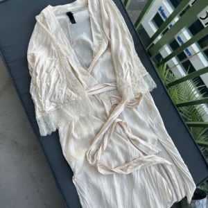 Silk kimono  - 100% Silk kimono från Hunkemöller i deras noir kollektion. Använd  men i gott skick. 