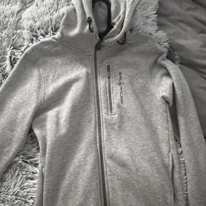 Sail racing hoodie🩶 - Sail Racing hoodie knappast använt. Nyskick🩶