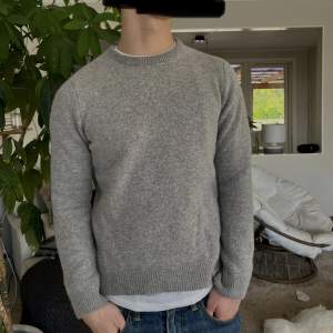 Riktigt snygg stickad tröja från carhartt med nypris ca 1200. Måttligt använd och är i fint skick. Säljer pga att den är lite för liten!