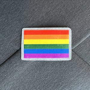 Klistermärke med regnbågs/ prideflagga! 🏳️‍🌈Finns fler i lager.   Klistermärke: 15 kr st. Köpare står för frakt.🌸