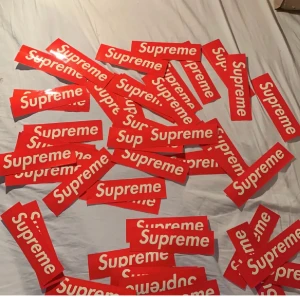Supreme klistermärken  - Tjena säljer min Supreme klistermärken ganska billigt då jag vill bli av med dem. 15 styck hör av dig för fler frågor 