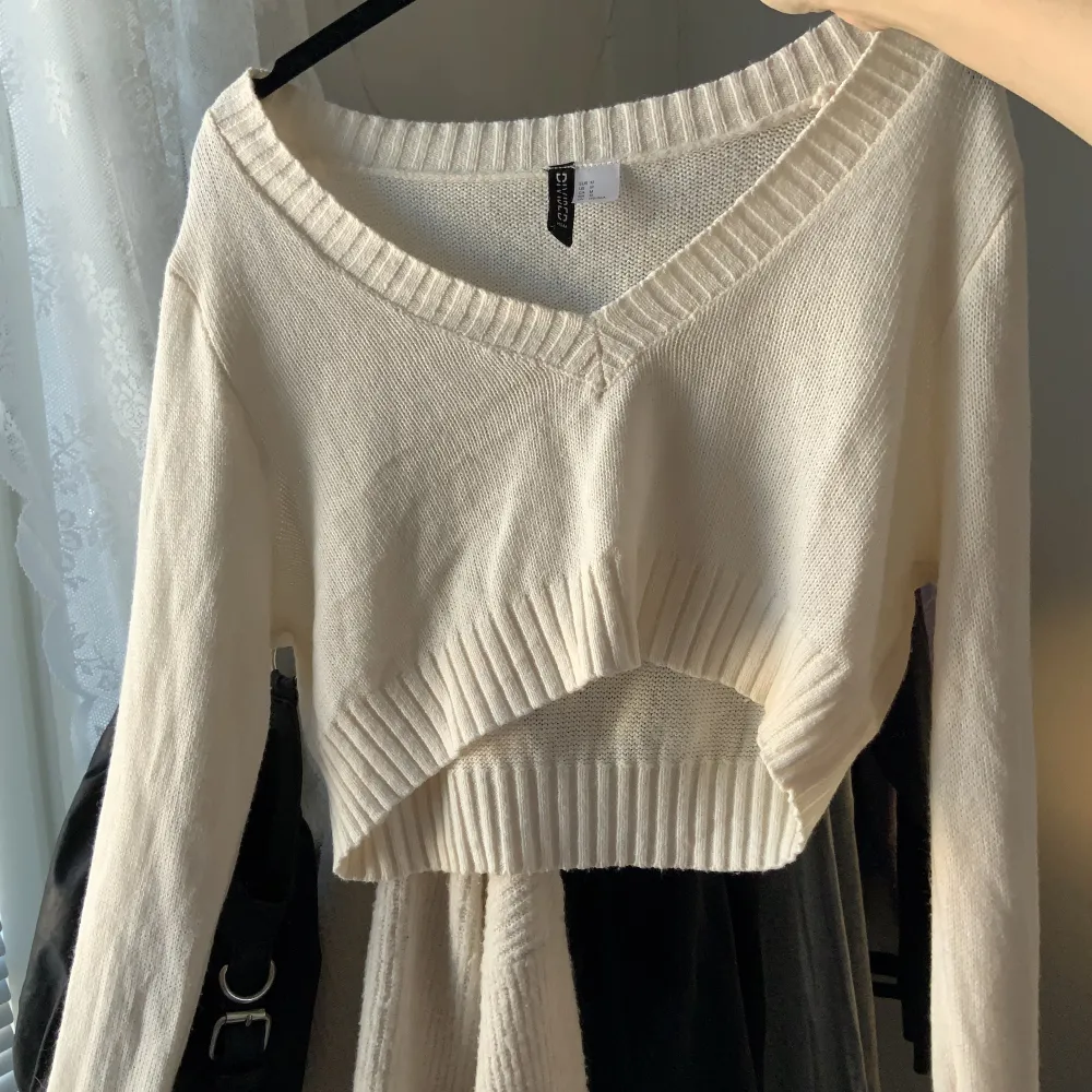 Vit/creme färgad bolero/cardigan från HM. Storlek M men passar som S. Finns en liten fläck på baksidan, går kanske att tvätta bort :) Söt att använda som layering eller över en topp. . Tröjor & Koftor.