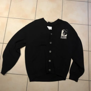 Stickad tröja - Stickad tröja köpt på Carlings för ett halvår sen men endast använts 2 ggr. Hoppas någon annan kan ha bättre användning av den. Står storlek XS men passar bra för mig som brukar ha S/M. Nypris var 500 kr, mitt pris 200.Köp sker via ”köp nu” funktionen :) 