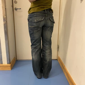Jeans  - Blågrå lådmidjade jeans med coola fickor fram både fram och bak. Köpte från sellpy passade inte då dom var för små för mig som är 175. 