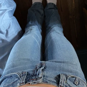 Lågmidjade jeans  - Säljer nu ett par jätte snygga blåa lågmidjade jeans som är köpta i London i vintras för 500kr. Jag är 170 lång. Fint skick och det är bara och höra av sig för frågor ❤️