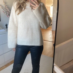 Mohairtröja H&M - Så fin tröja från H&M i ull och mohairblandning. Fin beige färg som tyvärr inte passar mig varför jag säljer. Aldrig använd. Prislapp kvar. Nypris 699, säljer för 599. Slutsåld på hemsidan. 