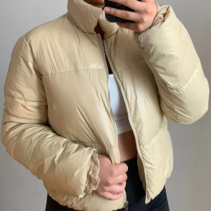 Misslisibell x NA-KD jacka - Säljer min beiga pufferjacket från Misslisibell x NA-KD i storlek 34. Nyskick! (lånad bild, skriv för fler bilder)
