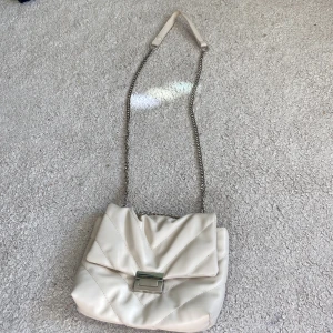 Beige handväska  - Aldrig använd från missäy, original pris var 300kr