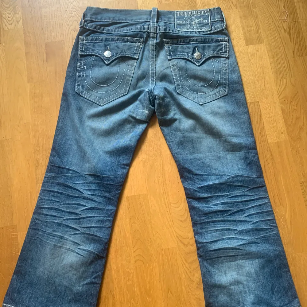 True religon jeans i grym tvätt med ficklock och lätt bootcut .Jag upsize för mer baggy bootcut fit, är strl 29 men dessa är ca strl 31/32. Snyggt lagade baktill som ger rätt vintage feel. . Jeans & Byxor.