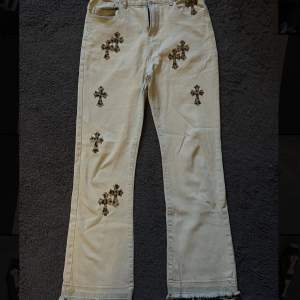 Fina beige chrome hearts jeans reps. Använda 2-3 gånger. Säljer för har bytt stil. Condition 9/10