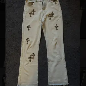 Fina beige chrome hearts jeans reps. Använda 2-3 gånger. Säljer för har bytt stil. Condition 9/10
