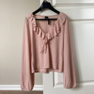 Rosa volang topp - Säljer denna fina ljusrosa volang toppen från GinaTricot. Använd fåtal gånger men är i fint skick ändå. Inga defekter🌸