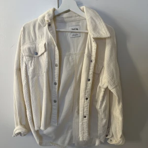 Vit mabchestertröja - Vit manchestertröja från zara. Storlek S